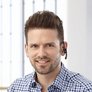 Ein Ansprechpartner sitzt im Büro - unsere Mitarbeiter stehen für Sie bereit.